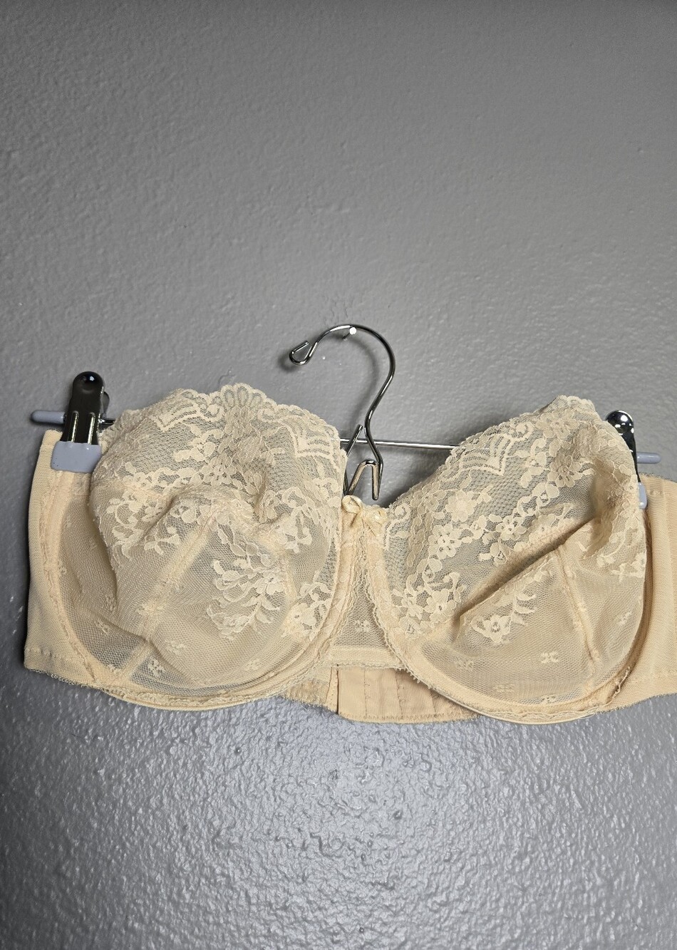 Vintage Vanity Fair Lace Underwire Bra in Light Beige 36D